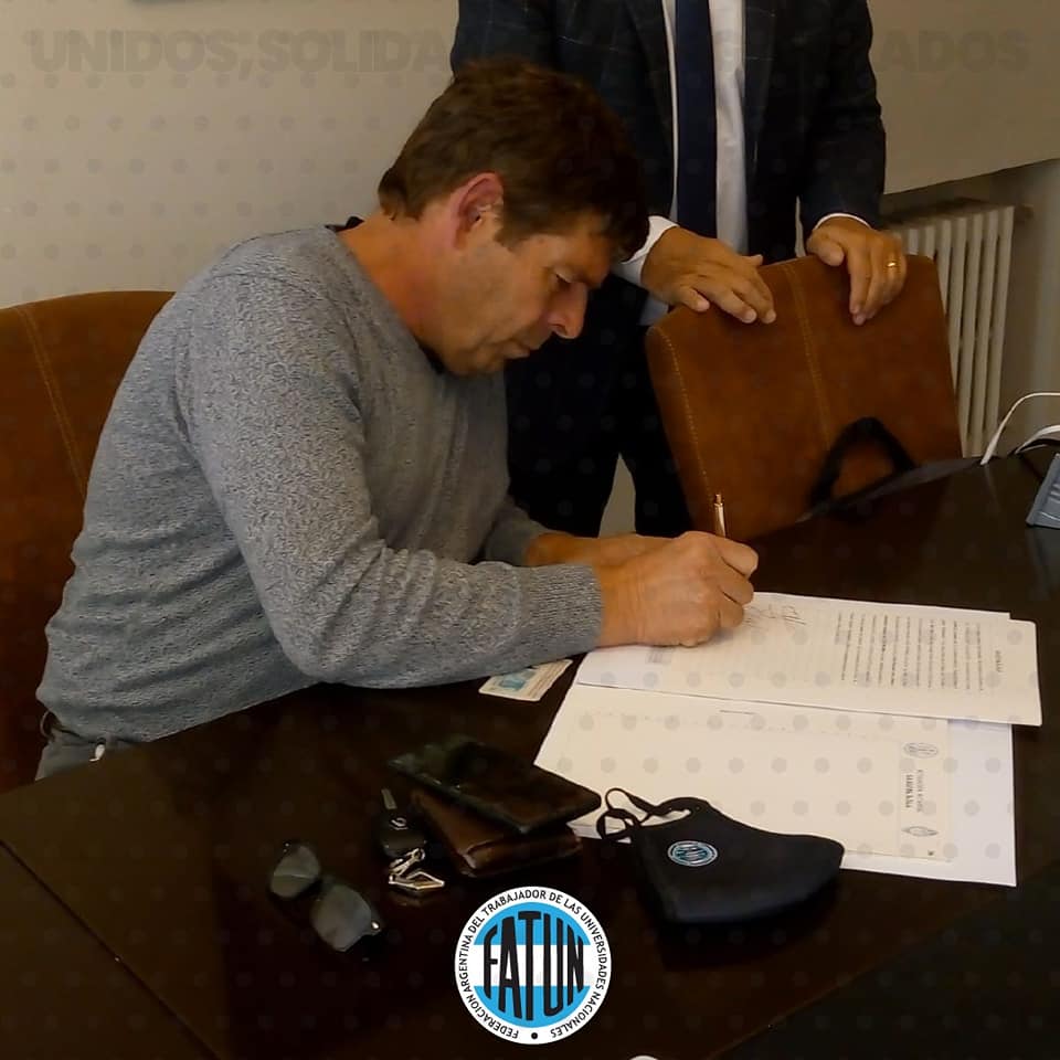 Firma de escritura por la compra de nuevos hoteles en Mar del Plata 1