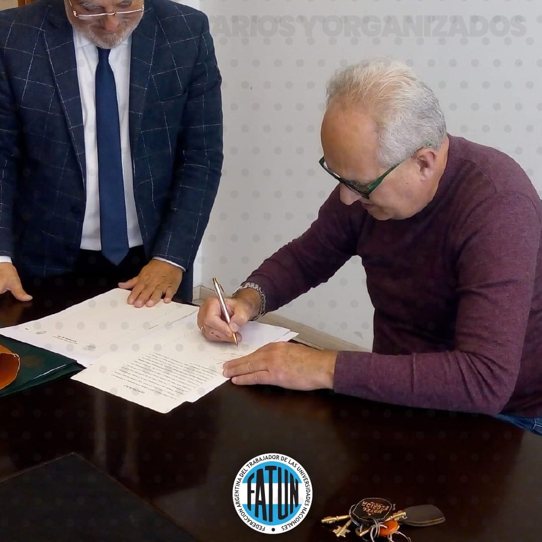 Firma de escritura por la compra de nuevos hoteles en Mar del Plata 1